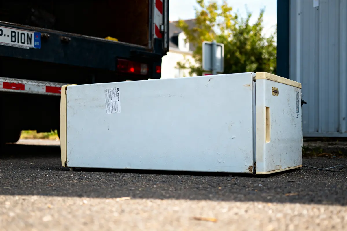 Frigo couché : combien de temps faut-il attendre avant le rebranchement ?