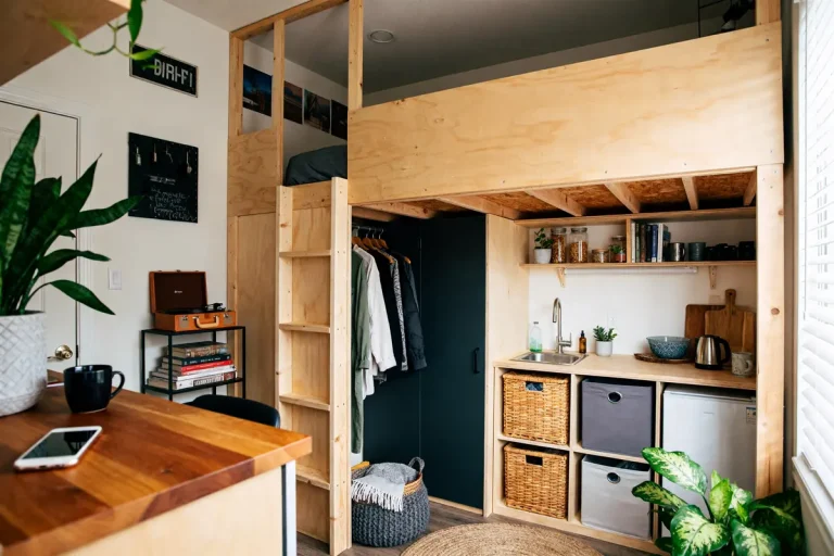 Élégant petit loft avec mezzanine en bois, kitchenette et espace de rangement optimisé