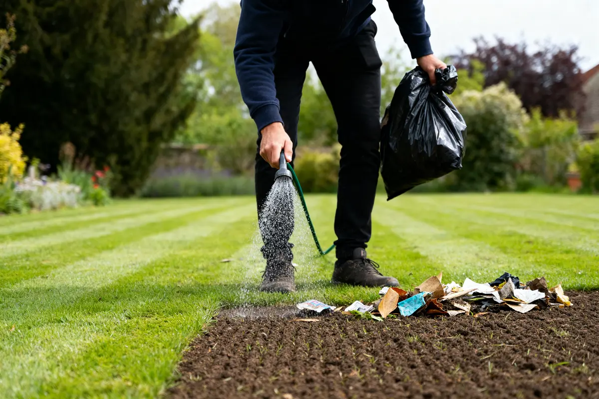 Que faire après avoir scarifier sa pelouse ? Astuces et entretien