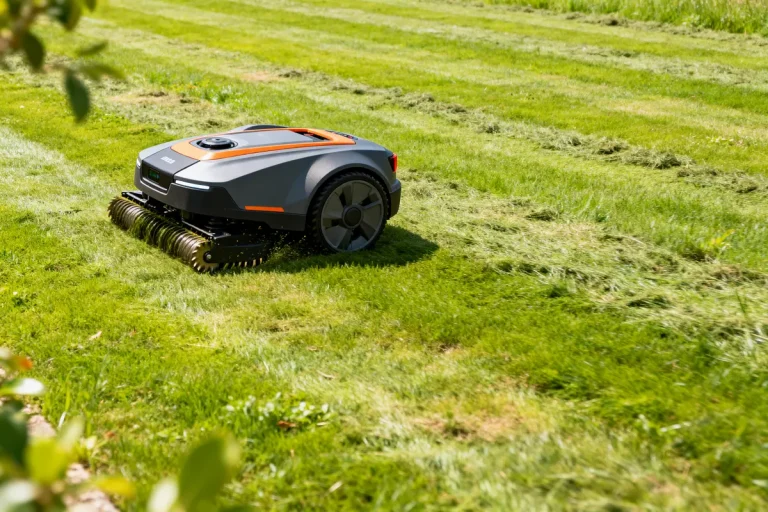 Robot tondeuse automatisé tondant un jardin de 10 000 m² avec précision et efficacité