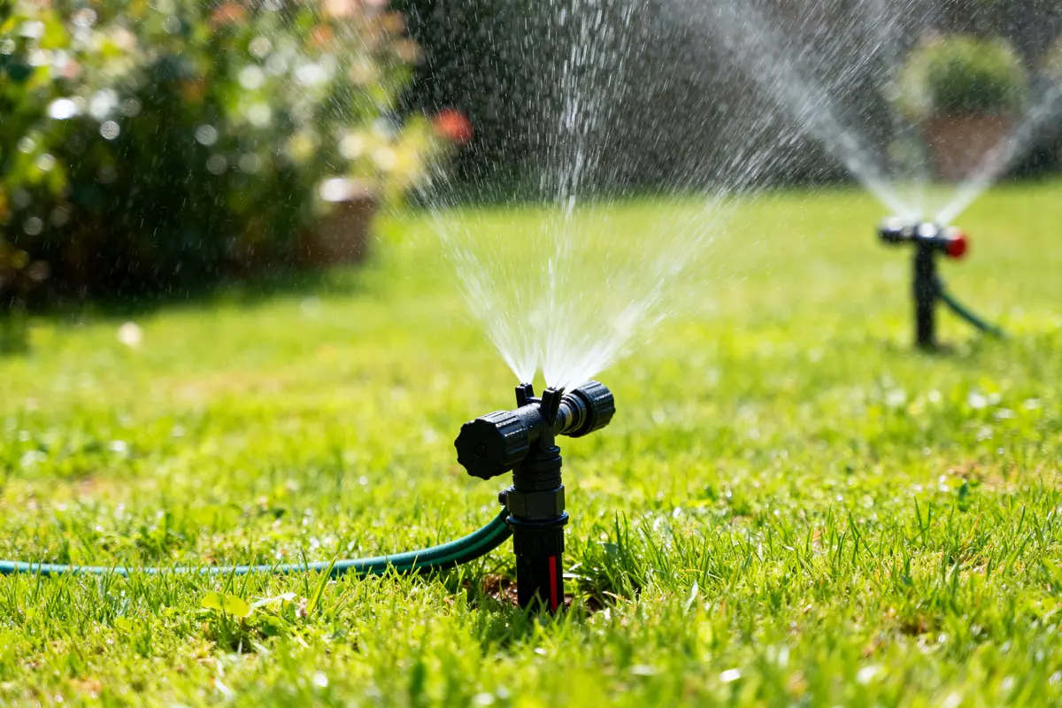 Arrosage automatique pelouse : Comment installer un système efficace ?