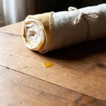 Essuie-tout réutilisable sur table en bois avec petite tache liquide be wrap