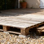 Terrasse en palettes sur gravier idéale pour faire une terrasse à moindre coût
