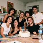 Groupe d’amis célébrant un anniversaire dans un atelier d’art, que faire le jour de son anniversaire