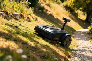 Robot de tonte autonome sur pelouse, ressemblant à un Segway tondeuse innovant et efficace