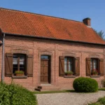 Maison en briques rouges avec volets en bois sur blog maison-miner-energies.fr
