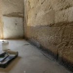 Mur avec traces d'humidité traité par Aquitaine Travaux Rénovation et rouleau de peinture